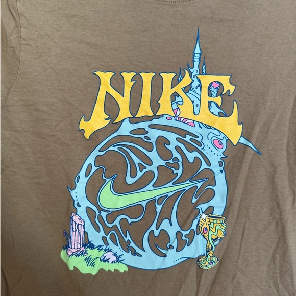 Nike Graphic T-Shirt - Picture 2 of 4